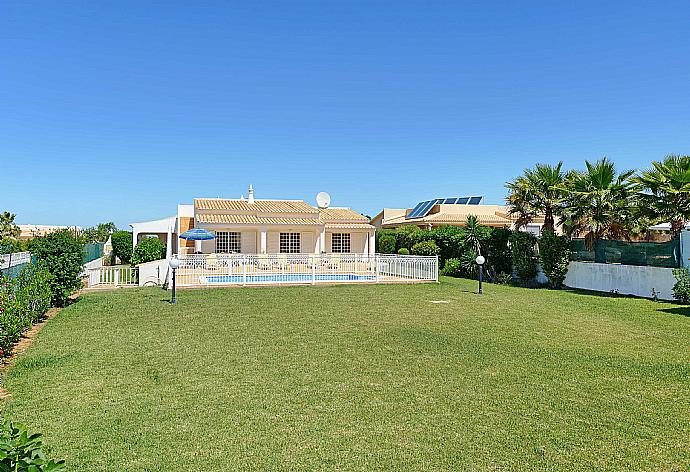 Beautiful villa with private pool , outdoor area and garden  . - Villa Palmeira . (Galerie de photos) }}