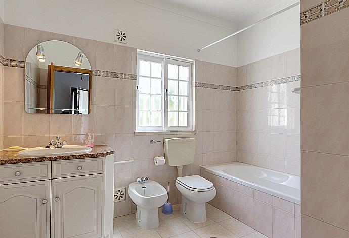 Bathroom with bathtub . - Villa Palmeira . (Photo Gallery) }}