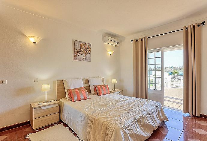 Double bedroom with terrace access  . - Villa Palmeira . (Fotogalerie) }}