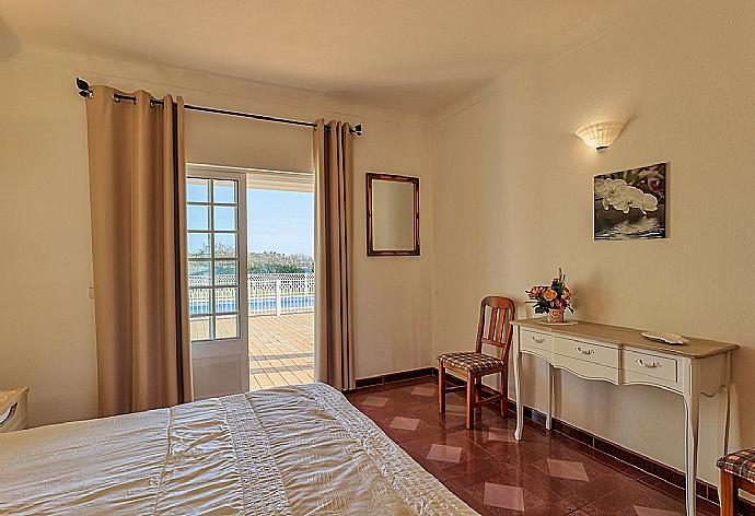 Double bedroom with terrace access  . - Villa Palmeira . (Galerie de photos) }}