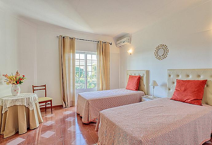 Twin bedroom  . - Villa Palmeira . (Galería de imágenes) }}