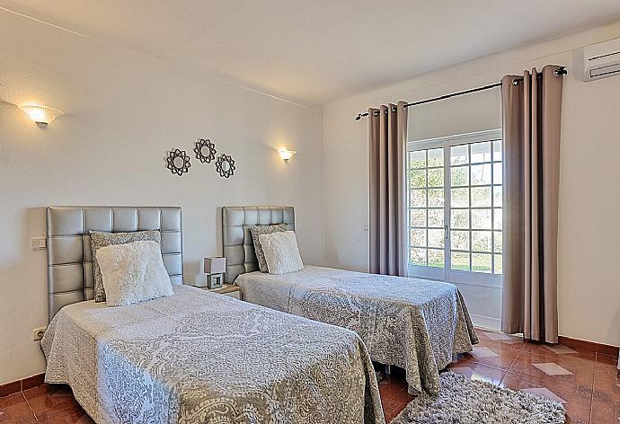 Twin bedroom  . - Villa Palmeira . (Galerie de photos) }}