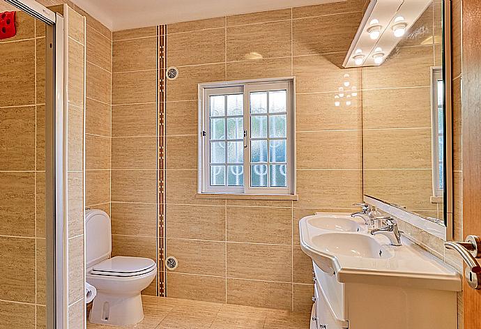 Bathroom with shower . - Villa Palmeira . (Galería de imágenes) }}