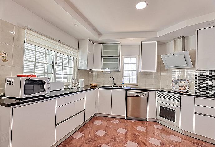 Fully equipped kitchen  . - Villa Palmeira . (Fotogalerie) }}