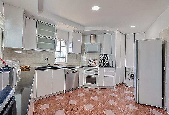 Fully equipped kitchen  . - Villa Palmeira . (Fotogalerie) }}