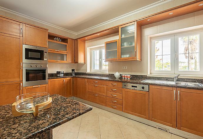 Equipped kitchen  . - Villa Dolce Vita . (Galerie de photos) }}