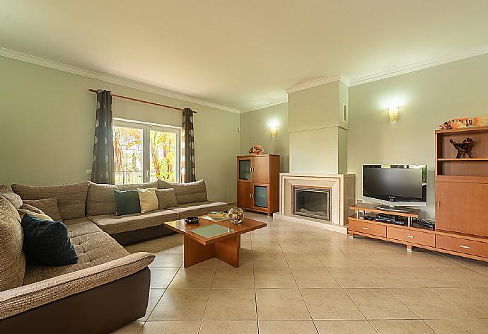 Open-plan living room with sofas, dining area, ornamental fireplace, WiFi internet, satellite TV, DVD player, and terrace access . - Villa Dolce Vita . (Fotogalerie) }}