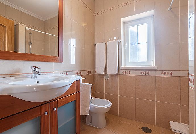 Bathroom with shower . - Villa Dolce Vita . (Galleria fotografica) }}