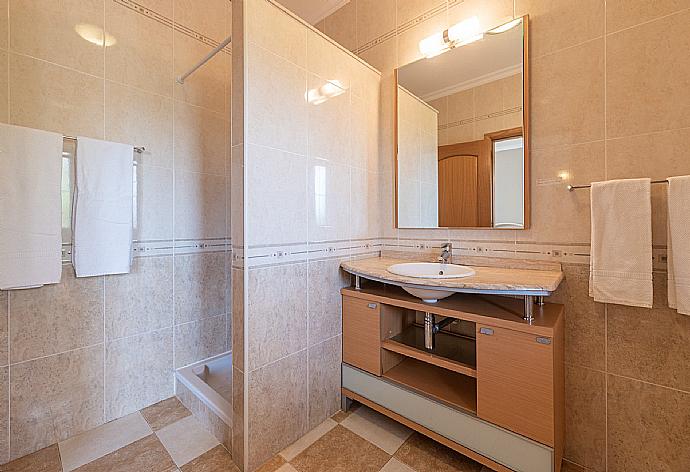 Bathroom with shower . - Villa Dolce Vita . (Galerie de photos) }}