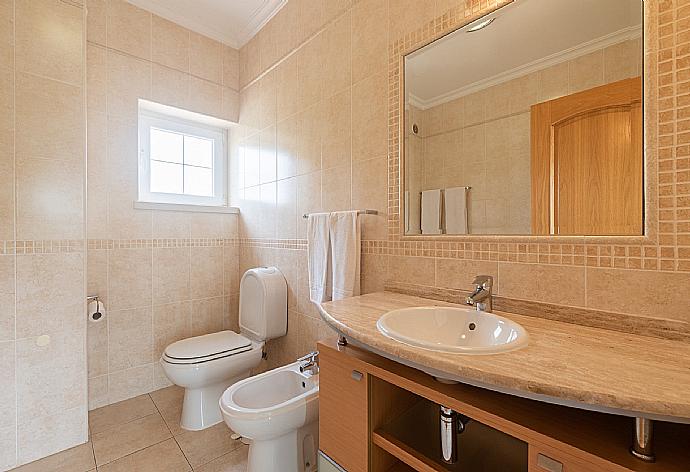 Bathroom with shower  . - Villa Dolce Vita . (Fotogalerie) }}