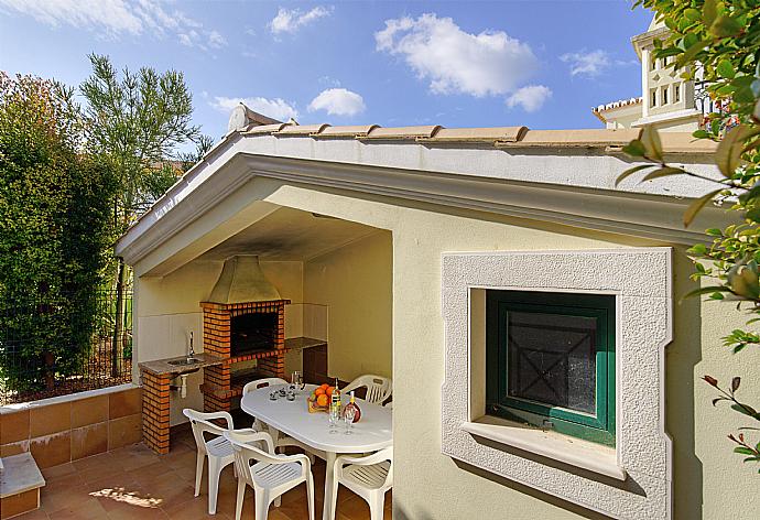 Sheltered dining area with  BBQ . - Villa Dolce Vita . (Photo Gallery) }}