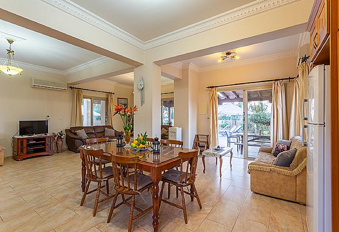 Indoor dining  . - Villa Jan Lui . (Fotogalerie) }}