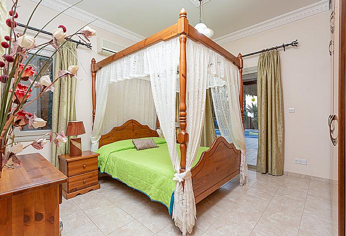 Double bedroom with A/C and pool terrace access . - Villa Jan Lui . (Galerie de photos) }}