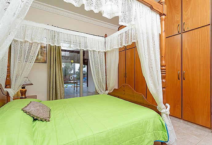 Double bedroom with A/C and pool terrace access . - Villa Jan Lui . (Galleria fotografica) }}