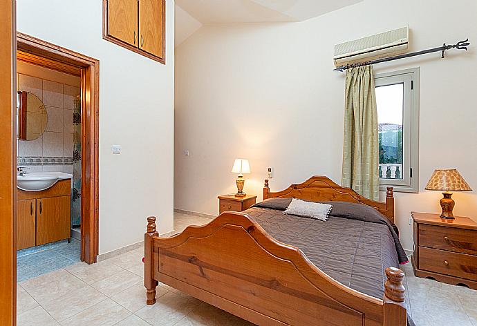 Double bedroom with en suite bathroom, A/C, and balcony with sea views . - Villa Jan Lui . (Photo Gallery) }}