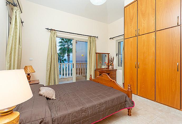 Double bedroom with en suite bathroom, A/C, and balcony with sea views . - Villa Jan Lui . (Photo Gallery) }}