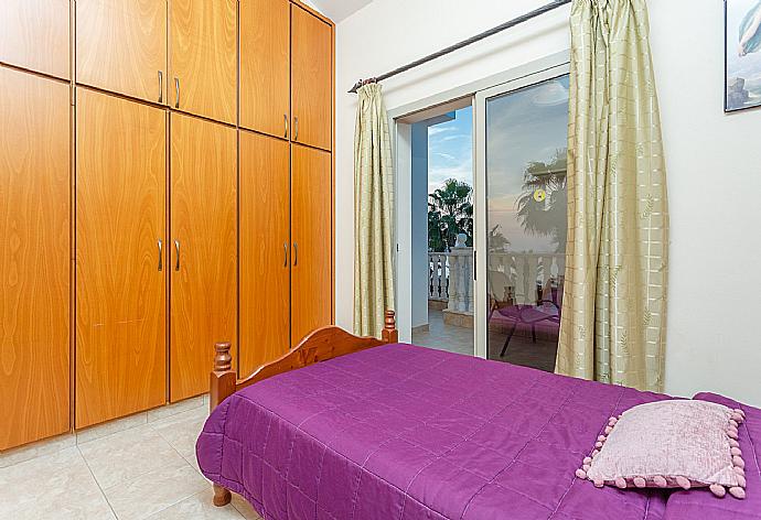 Twin bedroom with en suite bathroom, A/C, and balcony with sea views . - Villa Jan Lui . (Photo Gallery) }}