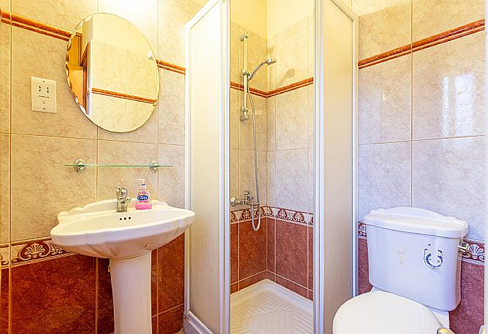 Family bathroom with shower . - Villa Jan Lui . (Fotogalerie) }}