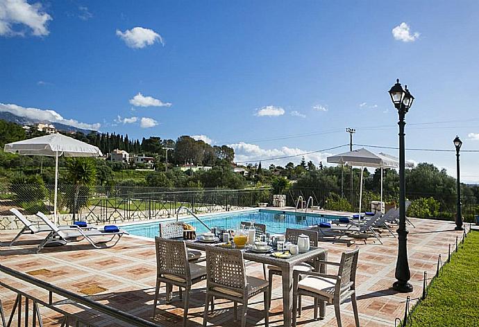 Private pool and terrace with sea views . - Rose Villa . (Fotogalerie) }}