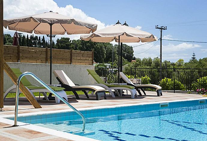 Private pool and terrace with sea views . - Rose Villa . (Galería de imágenes) }}