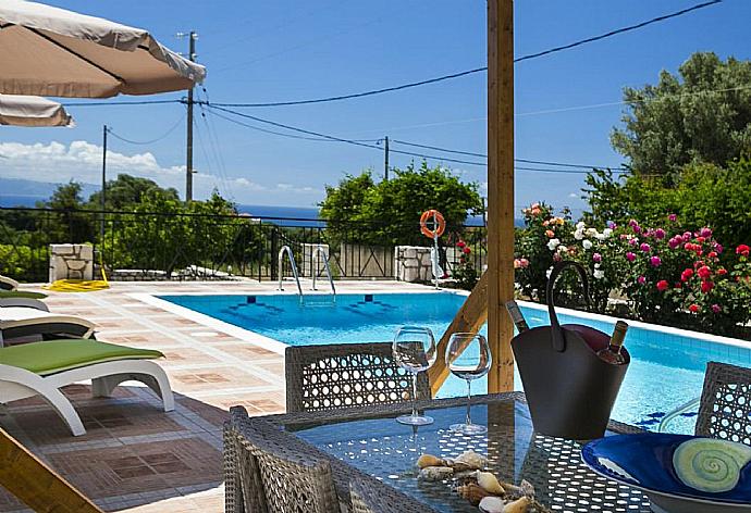 Private pool and terrace with sea views . - Rose Villa . (Fotogalerie) }}