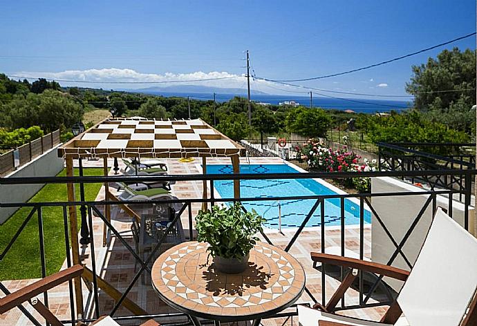 Private pool and terrace area with sea views . - Rose Villa . (Galería de imágenes) }}