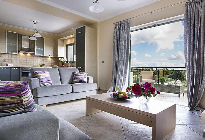 Open-plan living room with sofas, dining area, kitchen, ornamental fireplace, A/C, WiFi internet, satellite TV, DVD player, and sea views . - Rose Villa . (Fotogalerie) }}