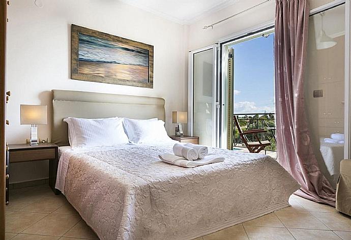 Double bedroom with A/C . - Rose Villa . (Fotogalerie) }}