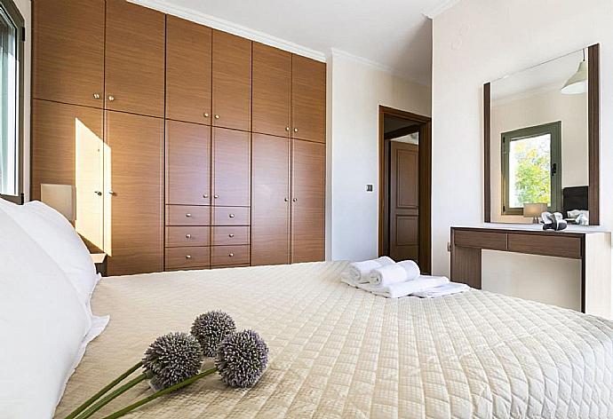 Double bedroom with A/C . - Rose Villa . (Fotogalerie) }}