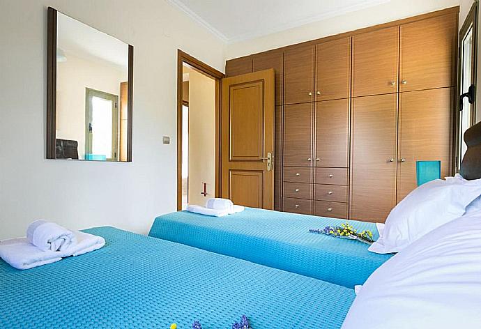 Twin bedroom with A/C . - Rose Villa . (Galería de imágenes) }}