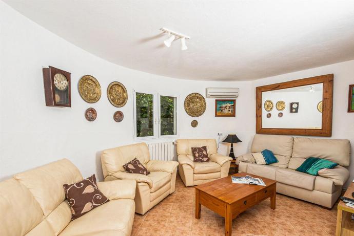 Open-plan living room with sofa, dining area, WiFi internet and satellite TV . - Villa Palmera . (Galleria fotografica) }}