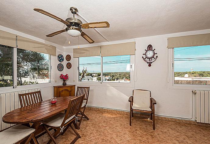 Open-plan living room with sofa, dining area, WiFi internet and satellite TV . - Villa Palmera . (Galerie de photos) }}