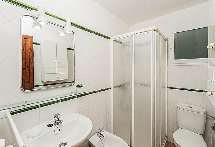 Family bathroom with shower . - Villa Palmera . (Photo Gallery) }}