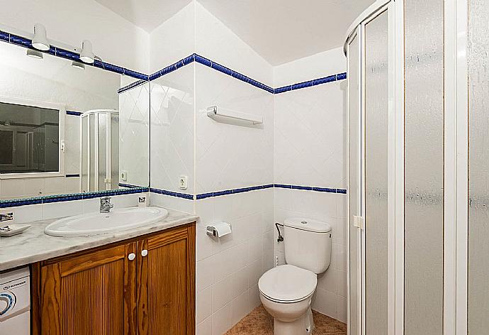 Family bathroom with shower . - Villa Palmera . (Photo Gallery) }}