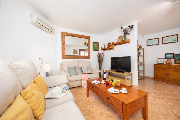 Living room with sofas, A/C, WiFi internet, and satellite TV . - Villa Palmera . (Galleria fotografica) }}