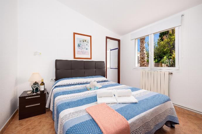 Double bedroom with en suite bathroom and A/C . - Villa Palmera . (Galleria fotografica) }}