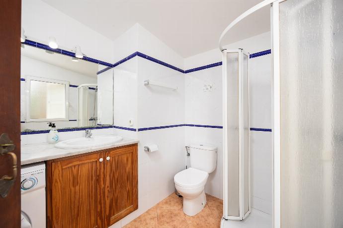 En suite bathroom with shower . - Villa Palmera . (Galleria fotografica) }}