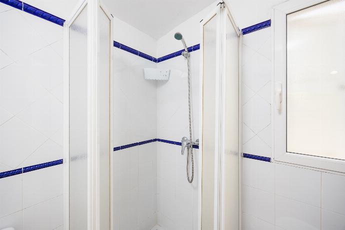 En suite bathroom with shower . - Villa Palmera . (Galleria fotografica) }}