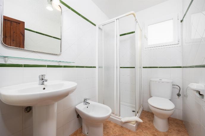 Family bathroom with shower . - Villa Palmera . (Galleria fotografica) }}