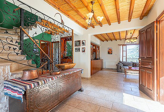 Open-plan living room with sofas, dining area, kitchen, ornamental fireplace, A/C, WiFi internet, satellite TV, and balcony/terrace access . - Villa Alexandros Palace . (Galleria fotografica) }}