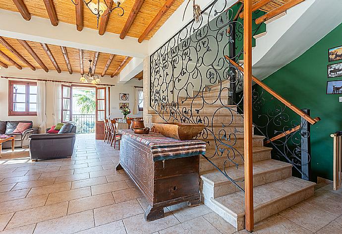 Open-plan living room with sofas, dining area, kitchen, ornamental fireplace, A/C, WiFi internet, satellite TV, and balcony/terrace access . - Villa Alexandros Palace . (Fotogalerie) }}