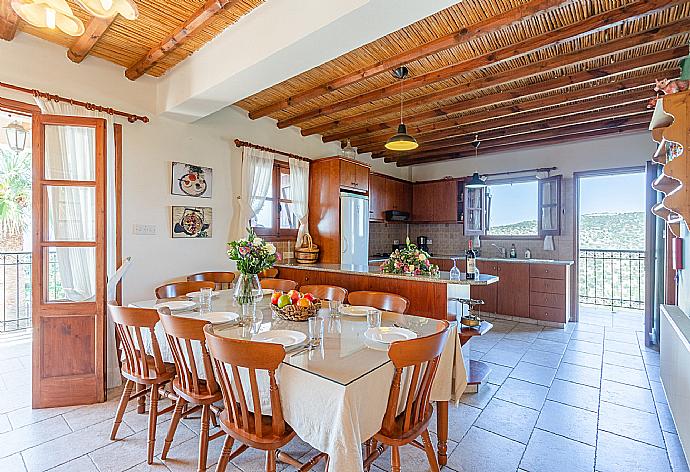 Open-plan living room with sofas, dining area, kitchen, ornamental fireplace, A/C, WiFi internet, satellite TV, and balcony/terrace access . - Villa Alexandros Palace . (Fotogalerie) }}