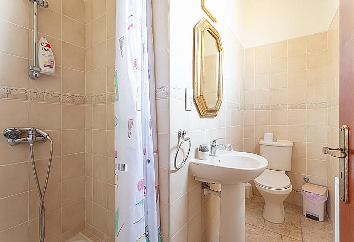 En suite bathroom with shower . - Villa Alexandros Palace . (Fotogalerie) }}