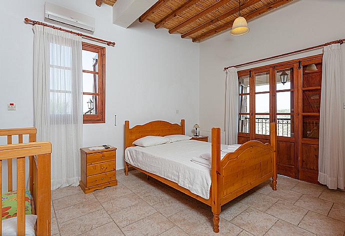 Double bedroom with en suite bathroom, A/C, TV, and balcony access . - Villa Alexandros Palace . (Galleria fotografica) }}