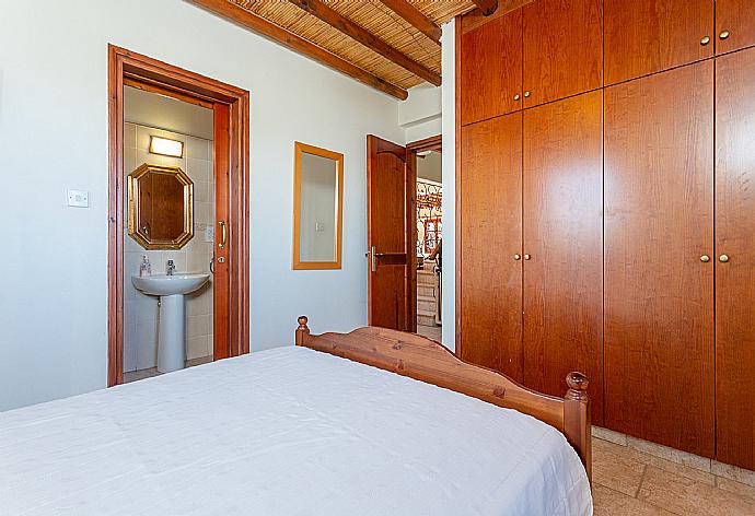 Double bedroom with en suite bathroom and A/C . - Villa Alexandros Palace . (Photo Gallery) }}