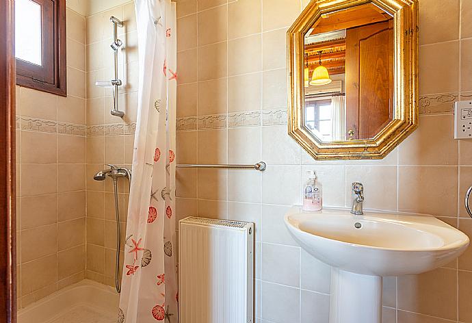 En suite bathroom with shower . - Villa Alexandros Palace . (Fotogalerie) }}