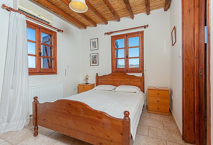 Double bedroom with en suite bathroom and A/C . - Villa Alexandros Palace . (Fotogalerie) }}