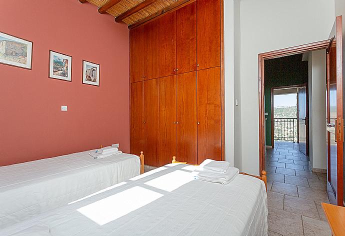 Twin bedroom with A/C . - Villa Alexandros Palace . (Fotogalerie) }}