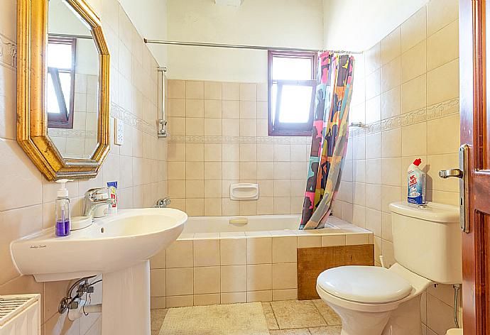 Family bathroom with bath and shower . - Villa Alexandros Palace . (Galleria fotografica) }}