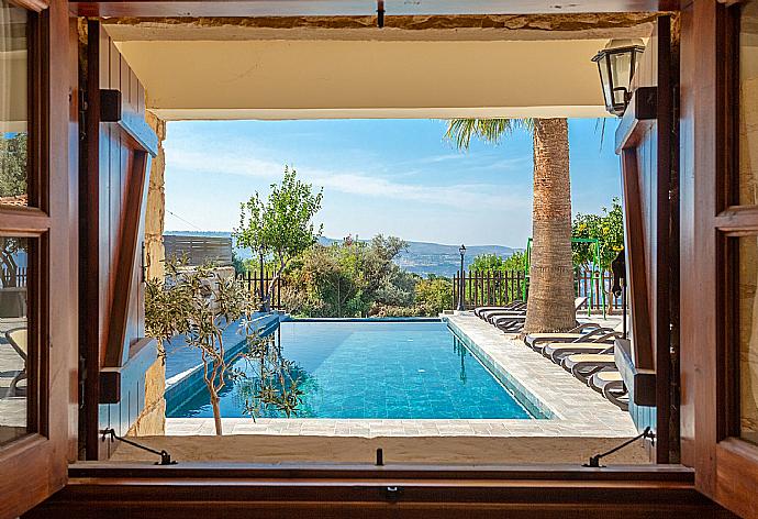 View of pool from kitchen . - Villa Alexandros Palace . (Galerie de photos) }}